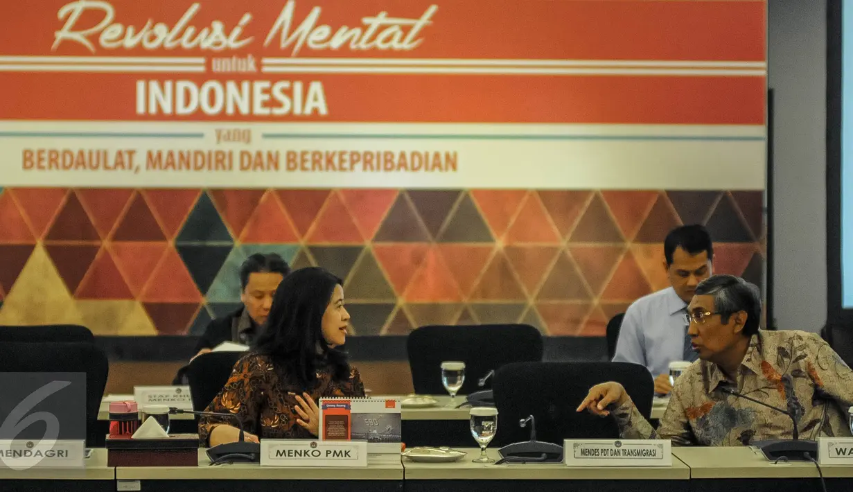 Menko PMK  Puan Maharani berbincang dengan Wamenkeu Mardiasmo dalam rakor tingkat menteri di Kemenko PMK, Jakarta, Rabu (19/10). Rapat koordinasi tersebut membahas tentang Pelaksanaan UU Desa. (Liputan6.com/Faizal Fanani)