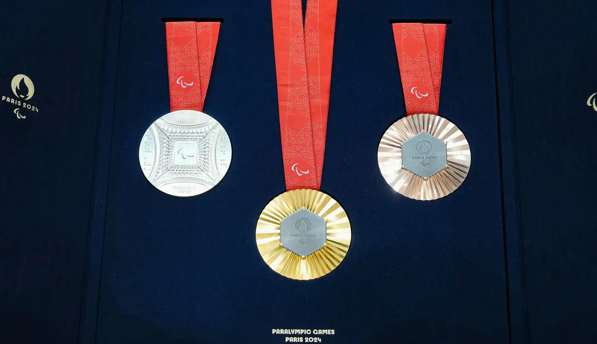 Penampakan medali Paralimpiade Paris 2024 saat peresmian medali Olimpiade dan Paralimpiade untuk Olimpiade Paris 2024 yang berlangsung di Paris, Prancis, Kamis (08/02/2024). Pada masing-masing medali disematkan 18 gram logam yang diambil dari Menara Eiffel. (AFP/Dimitar Dilkoff)