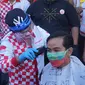 Gibran Rakabuming Raka ikut potong rambut gratis di Pasar Gede Solo, Sabtu (12/9).(Liputan6.com/Fajar Abrori)