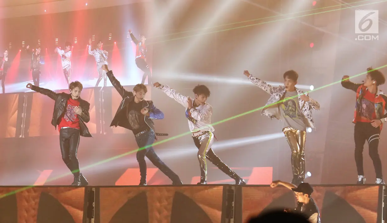 Aksi panggung boyband SHINee dalam konser bertajuk SHINee World V di JIExpo Kemayoran, Jakarta, 12 November 2016. Jonghyun yang kerap dipanggil dengan julukan "Bling Bling Jonghyun" adalah anggota tertua kedua di SHINee. (Liputan6.com/Herman Zakharia)