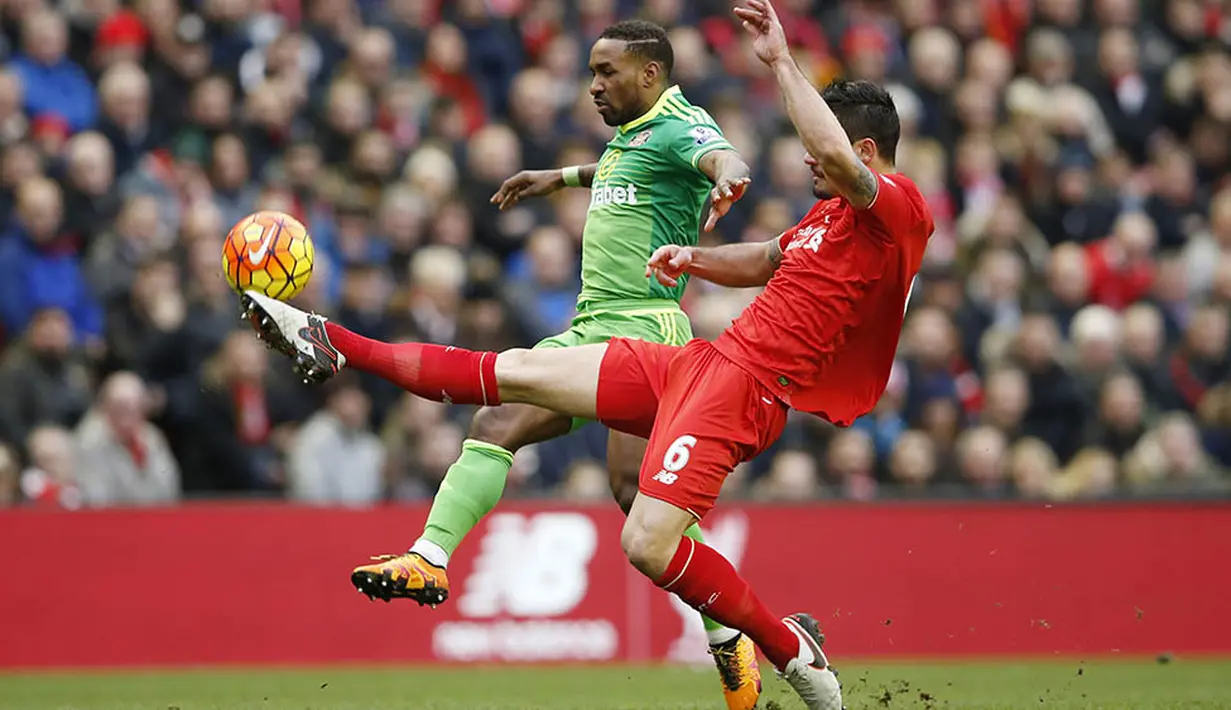 Pemain Liverpool, Dejan Lovren, berebut bola dengan penyerang Sunderland, Jermain Defoe. Hasil seri ini membuat The Reds tertahan di peringkat sembilan. (Reuters/Carl Recine)