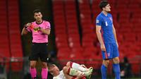 Harry Maguire diganjar kartu merah saat Timnas Inggris bersua Denmark pada laga keempat fase grup UEFA Nations League 2020/2021, di Stadion Wembley, Kamis (15/10/2020) dini hari WIB. (DANIEL LEAL-OLIVAS / POOL / AFP)