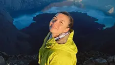 Bukan sebuah rahasia lagi bila Angela Gilsha ini suka naik gunung. Sosoknya memang sering membagikan potret saat sedang melakukan kegiatan alam ini dengan teman-temannya. Baru-baru ini, wanita 28 tahun tersebut berkesempatan mendaki Gunung Rinjani.(Liputan6.com/IG/@angelagilsha)