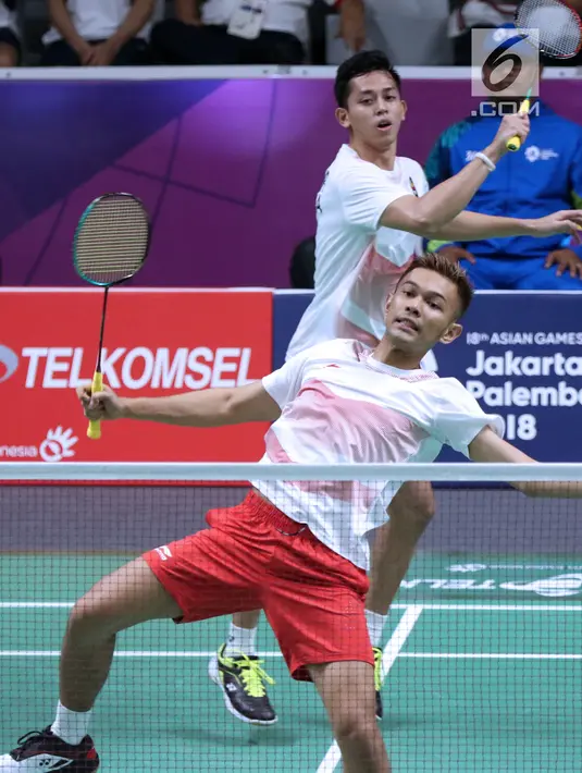 Ganda putra Indonesia, Fajar Alfian/M Rian Ardianto menahan serangan pemain Jepang, Takuto Inoue/Yuki Kaneko pada semifinal Bulutangkis Beregu Putra Asian Games 2018 di Jakarta, Selasa (21/8). (Liputan6.com/Helmi Fithriansyah)