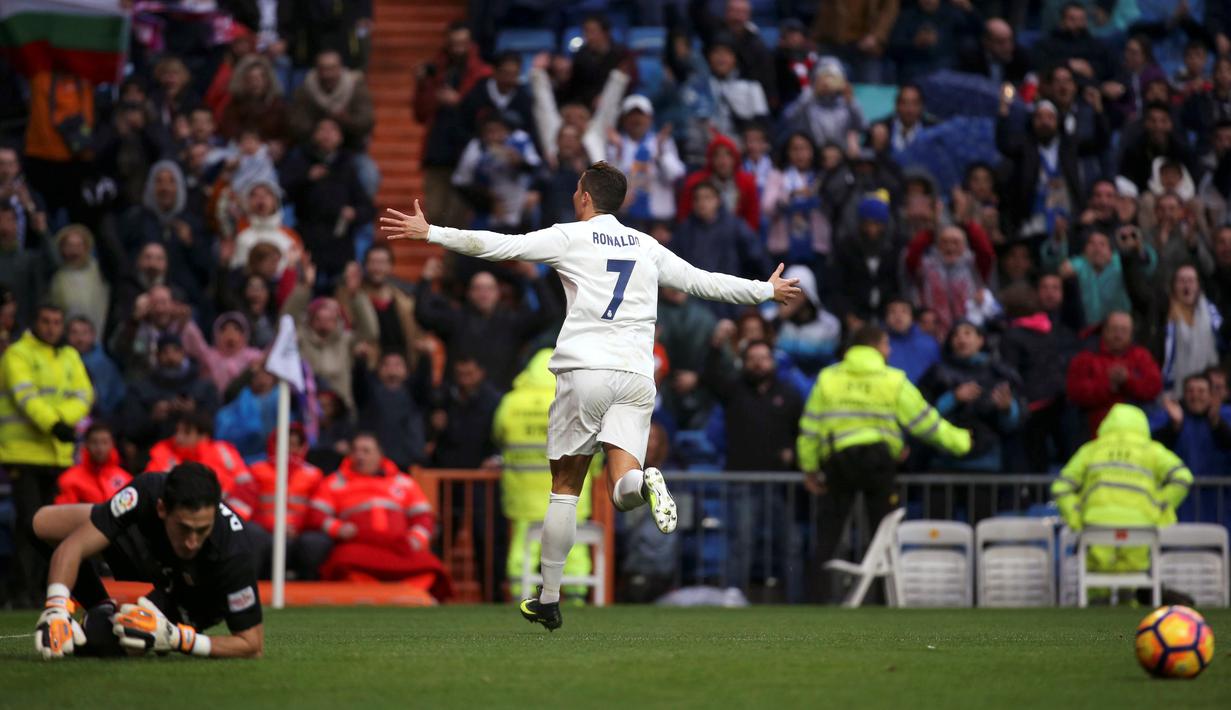 Striker Real Madrid, Cristiano Ronaldo, merayakan gol kedua yang dicetaknya ke gawang Sporting Gijon pada laga La Liga di Stadion Santiago Bernabeu, Sabtu (26/11/2016). (Reuters/Susana Vera)