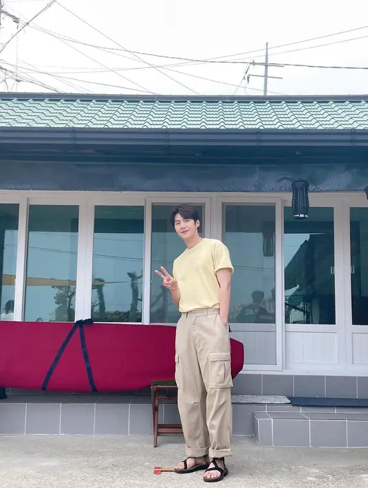 Untuk semua cinta dan pengorbanan yang telah diberikan para penggemar setia, Kim Seon Ho pun mengumumkan dirinya akan mengadakan jumpa penggemar atau fans meet  pada 10 Desember 2022. (FOTO: instagram.com/seonho__kim/)
