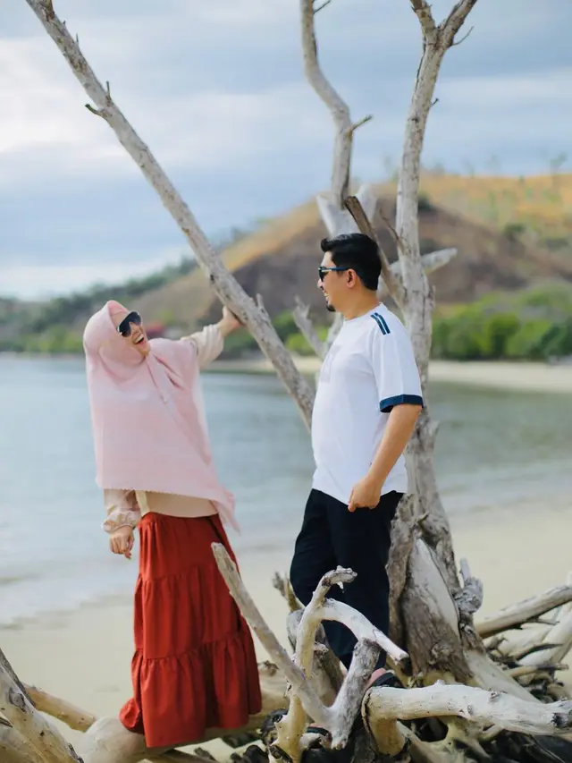 7 Potret Liburan Uztaz Solmed dan Istri di Labuan Bajo, Tampil Serasi