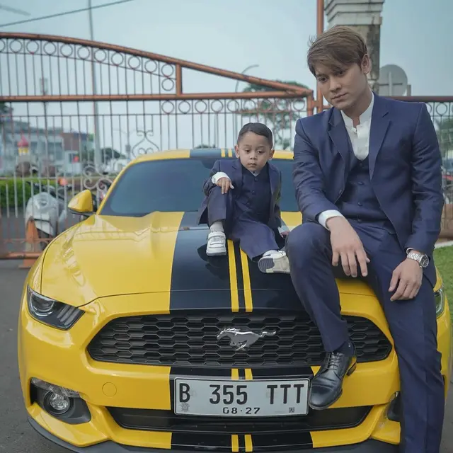 Potret Rizky Billar bersama anaknya (Sumber: Instagram/@rizkybillar)