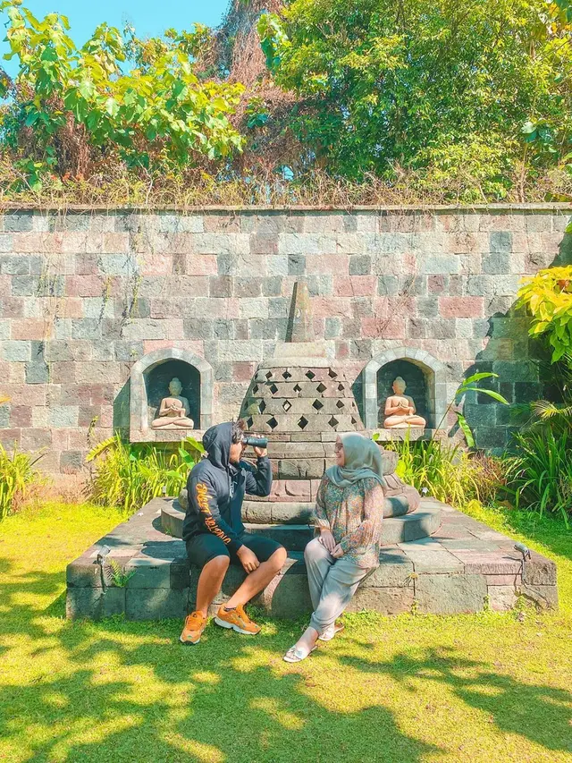 Momen Mesra Irish Bella dan Ammar Zoni Saat Babymoon di Borobudur. (Sumber: Instagram/_irishbella_