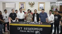 Kabid Humas Polda Metro Jaya Kombes Pol Argo Yuwono memberi keterangan kasus order fiktif pada transportasi online di Polda Metro Jaya, Jakarta, Rabu (13/2). Polisi menyita 23 handphone, simcard, buku tabungan, kartu ATM. (Liputan6.com/Faizal Fanani)