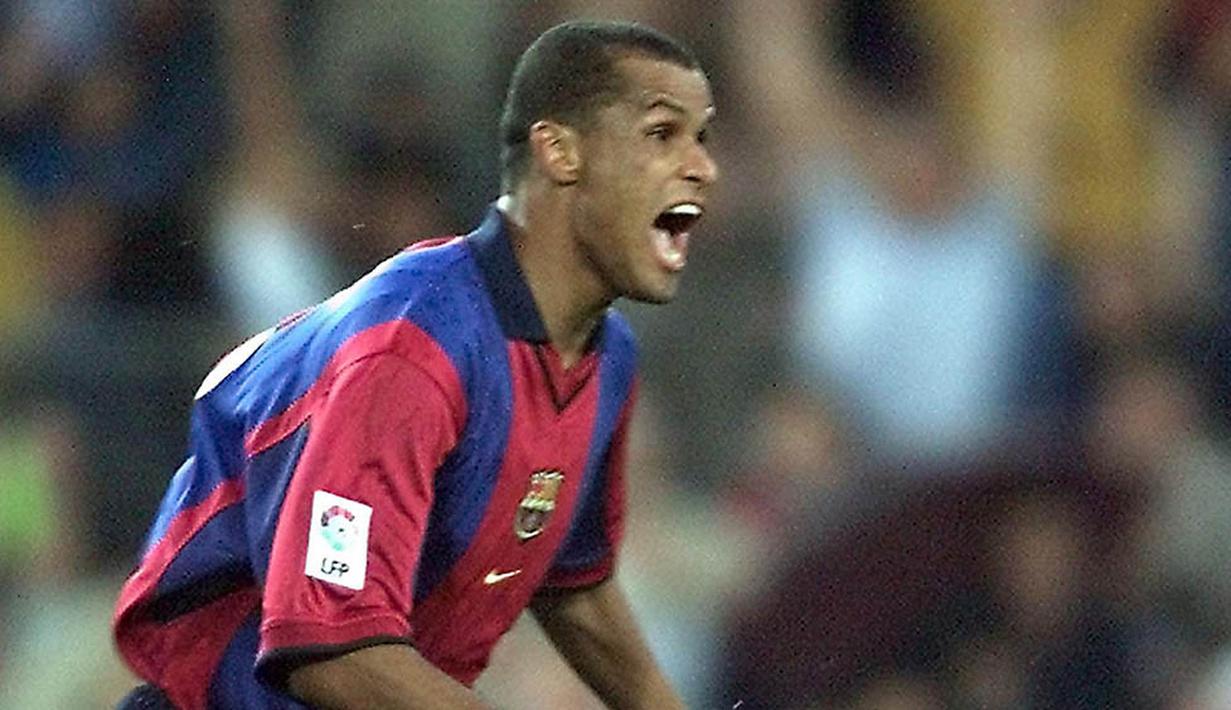 Rivaldo. Pemain asal Brasil yang melakukan debutnya bareng Deportivo La Coruna usai didatangkan dari Palmeiras pada 1996/1997 ini meraih satu-satunya trofi Ballon d'Or pada edisi 1999 bersama Barcelona. Ia berhasil mengungguli gelandang Manchester United, David Beckham. (AFP/Christophe Simon)