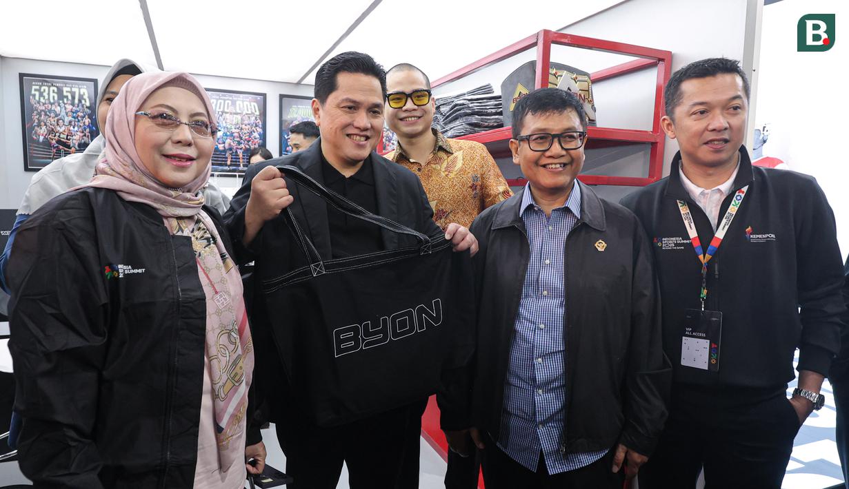 Menpora Erick Thohir (tengah) ketika berada di booth Byon bersama Yoshua Marcellos di Indonesia Sports Summit 2025 (ISS 2025) resmi digelar di Indonesia Arena, Senayan, Jakarta pada Sabtu (6/12/2025).