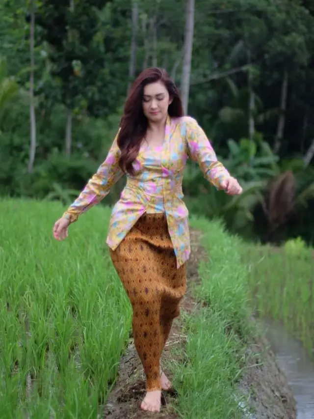 Nafa Urbach Berkebaya, Bak Kembang Desa