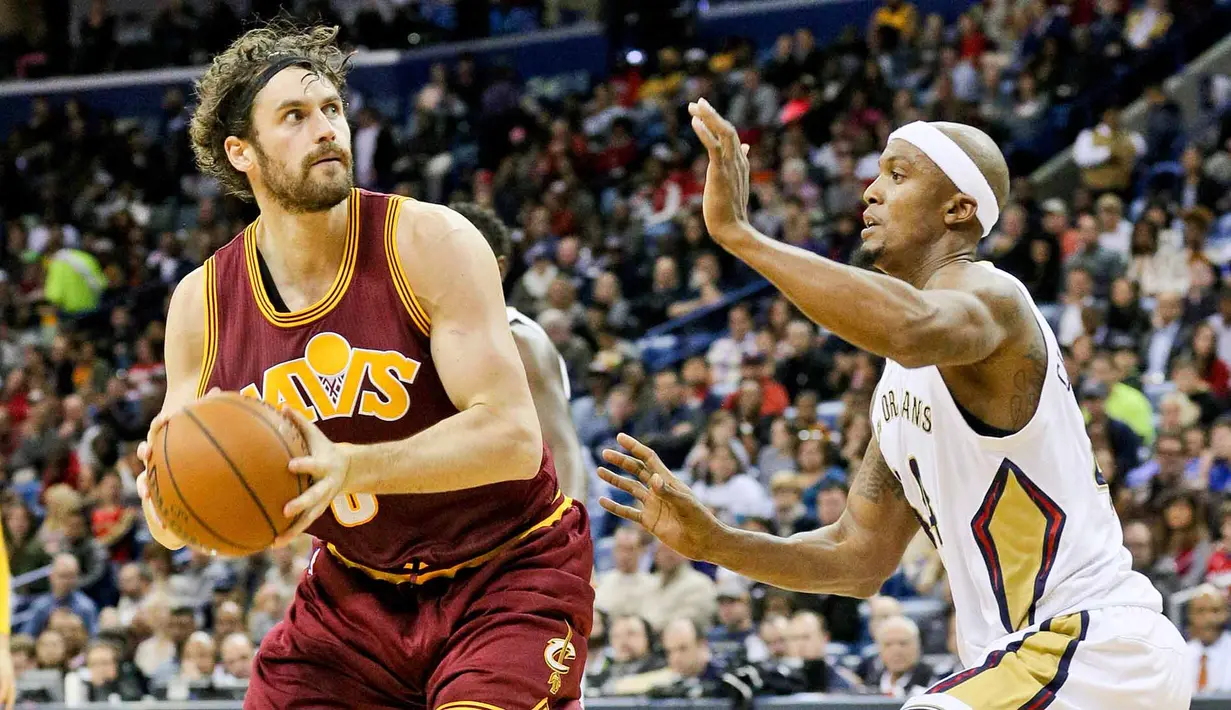 Pemain Cleveland Cavaliers, Kevin Love (0) mencoba melewati hadangan s pemain Pelicans, Dante Cunningham (44) pada lanjutan NBA di Smoothie King Center, New Orleans, Sabtu (5/12/2015) WIB. (Reuters/Derick E. Hingle)