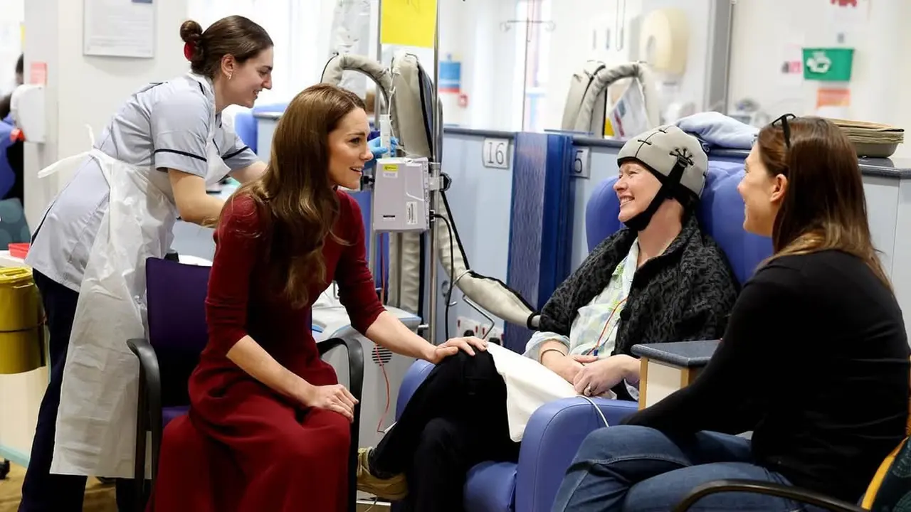 Sembuh dari Kanker, Kate Middleton Tampil Simple Elegan dengan Dress Merah Kunjungi Rumah Sakit Tempatnya Berobat