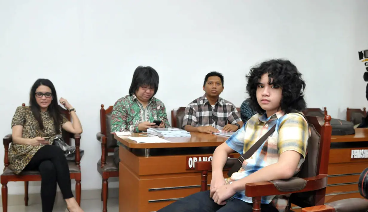 Dalam lembaran yang ditulis sendiri sama Dul, ia minta maaf pada semuanya atas kesalahannya dan  menyesal, Dul juga mengucapkan terima kasih ke ayah dan bundanya dan akan bersilaturahmi terus dengan keluarga korban. (Liputan6.com/Panji Diksana)