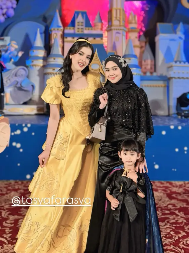 Ria Ricis Hadir di Pesta Ulang Tahun Bertema Disneyland Kedua Anak Tasya Farasya. [@riaricis1795]