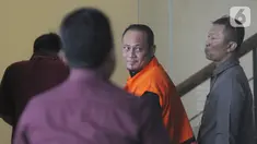 Kasubbag Protokol Pemerintah Kota Medan nonaktif, Syamsul Fitri Siregar bersiap menjalani pemeriksaan oleh penyidik di Gedung KPK, Jakarta, Selasa  (5/11/2019). Syamsul diperiksa sebagai tersangka terkait kasus dugaan suap proyek dan jabatan pada Pemkot Medan tahun 2019. (merdeka.com/Dwi Narwoko)