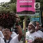 Massa yang tergabung dalam Asosiasi Petani Kelapa Sawit Indonesia (Apkasindo) membawa kelapa sawit saat berunjuk rasa di kawasan Patung Kuda, Jakarta, Selasa (17/5/2022). Apkasindo meminta Presiden Joko Widodo atau Jokowi meninjau ulang kebijakan larangan ekspor sawit dan produk MGS serta bahan bakunya karena dampaknya langsung ke harga TBS sawit. (Liputan6.com/Faizal Fanani)