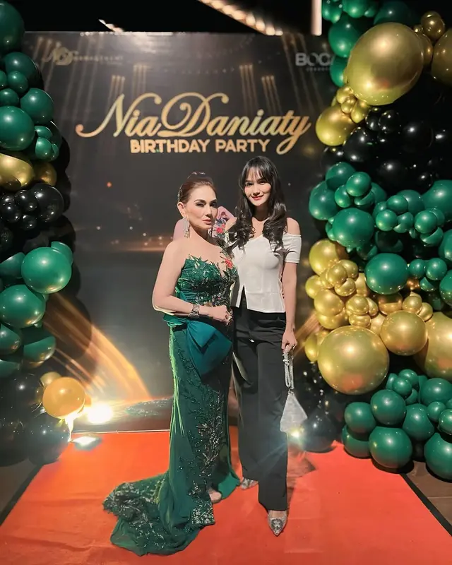 Dirayakan bak sweet seventeen, begini gaya 8 seleb di ulang tahun ke-61 Nia Daniaty