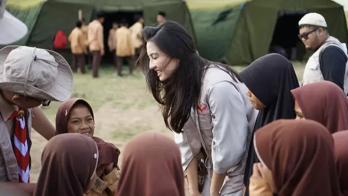 Raline Shah Kenakan Rompi Relawan di Lombok