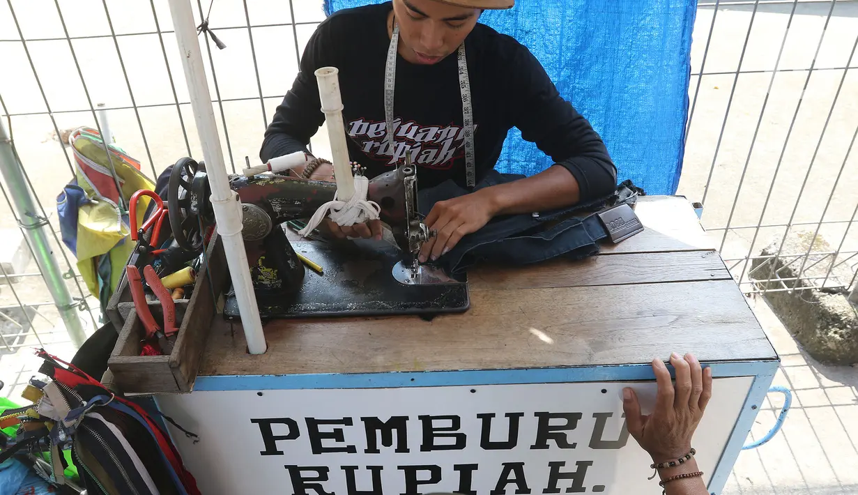 Penjahit menyelesaikan jahitan di kawasan Lenteng Agung, Jakarta, Sabtu (12/06/2021). Presentase realisasi anggaran program Pemulihan Ekonomi Nasional (PEN) 2021 masih cukup rendah yakni mencapai 31,2 persen atau sekitar Rp218 triliun dari total pagu Rp699,43 triliun. (Liputan6.com/Herman Zakharia)