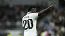 Penyerang Real Madrid, Vinicius Junior merayakan setelah mencetak gol keempat timnya ke gawang Celtik selama pertandingan pertandingan lanjutan Grup F Liga Champions di stadion Santiago Bernabeu di Madrid, Spanyol, Kamis (3/11/2022). Real Madrid menang telak atas Celtic dengan skor 5-1. (AP Photo/Manu Fernandez)