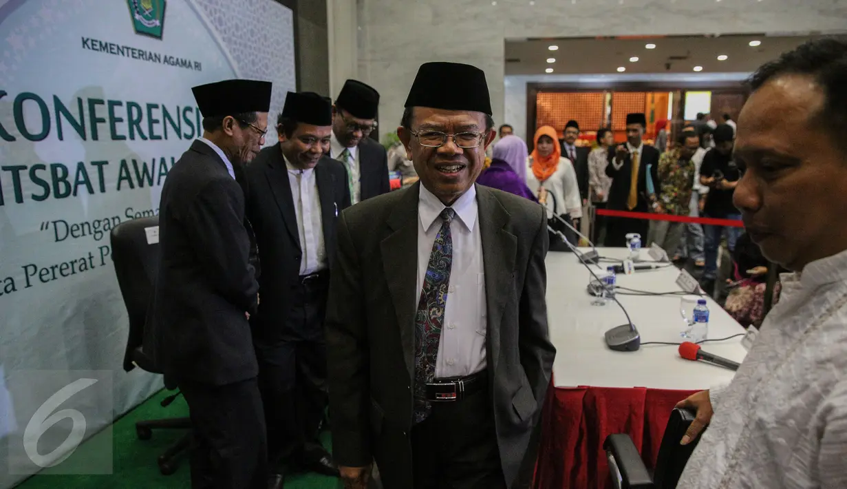 Dirjen Bimbingan Masyarakat Islam Kementerian Agama Machasin (tengah) seusai memberikan keterangan pers hasil sidang Itsbat di Jakarta, Minggu (13/9). Kemenag menetapkan Hari Raya Idul Adha 1436 H jatuh pada 24 September 2015. (Liputan6.com/Faizal Fanani)
