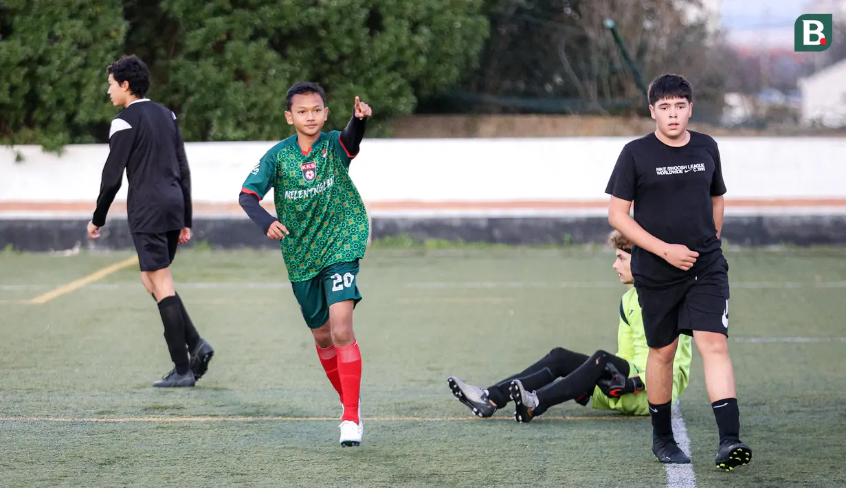 Selebrasi dari pemain Korea-Korea Selecao usai berhasil mencetak gol ke gawang Vitoria Clube de Lisboa. Korea-Korea Selecao tampil mendominasi sejak dimulainya pertandingan.