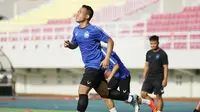 Gelandang anyar PSIS Semarang, Guntur Triaji dalam sesi latihan resmi Mahesa Jenar di Stadion Manahan, Minggu (12/6/2022) jelang menghadapi Persita Tangerang di Piala Presiden 2022. (Dok. PSIS Semarang)