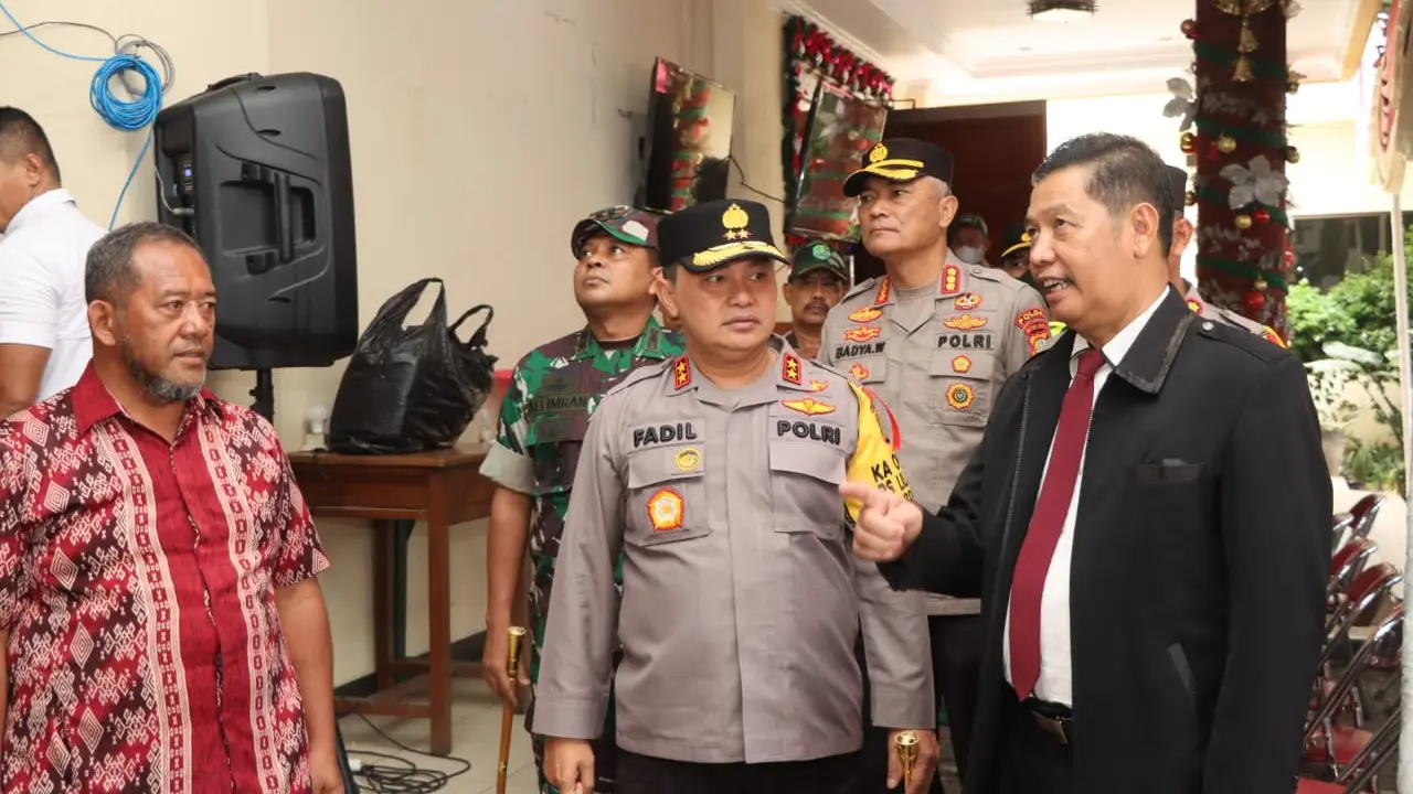 Kapolda Metro Jaya Irjen Fadil Imran meninjau Gereja HKBP di Tanah Tinggi, Kota Tangerang pada H-1 Natal 2022