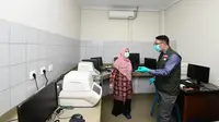 Gubernur Jawa Barat Ridwan Kamil saat meninjau Balai Laboratorium Kesehatan Provinsi Jawa Barat (Labkesda) di Kota Bandung, Kamis (9/4/2020). (Humas Jabar)