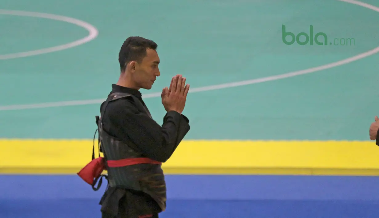 Arafa M. Yachser memberikan salam usai menang atas pesilat Malaysia, Shukor M. Z. Hakim pada semifinal putra kelas 55 kg - 60 kg Test Event Pencak Silat 2018 di Padepokan Silat TMII, Jakarta, (12/2/2018). Arafa menang 5-0. (Bola.com/Nick Hanoatubun)