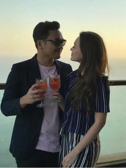 Hal senada juga diungkapkan oleh sang suami, Cassanova. Meski belum memiliki anak setelah tujuh tahun menikah, Pria yang biasa disapa Cas itu tetap menjalaninya dengan santai. (Instagram/riantic)