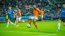 Penyerang Belanda, Ryan Babel mencetak gol ke gawang Estonia pada pertandingan kualifikasi Grup C Euro 2020, di Tallinn, Estonia, Senin (9/9/2019). Belanda mengalahkan Estonia dengan skor 4-0. (Raigo Pajula/AFP)