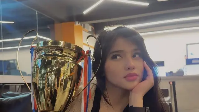 Potret Cantik Davina Karamoy di Malaysia. (instagram/davinaakaramoy)