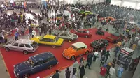 28 mobil kustom meramaikan Kustomfest 2019 di JEC, Yogyakarta. (Septian / Liputan6.com)