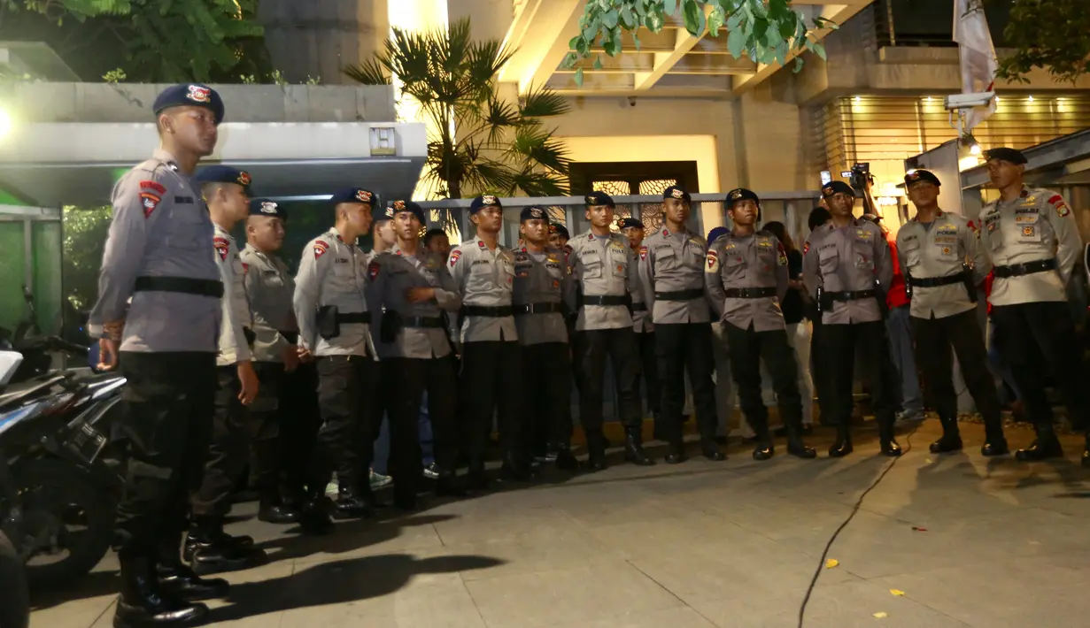 Sejumlah aparat kepolisian Brimob berjaga di depan gerbang rumah tersangka Ketua DPR RI Setya Novanto di Jalan Wijaya 13 No 19, Jakarta Selatan, Rabu (15/11). (Liputan6.com/Johan Tallo)
