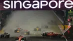 Pembalap Finlandia Ferrari Kimi Raikkonen (kanan) kecelakaan saat pembalap Ferrari asal Jerman, Sebastian Vettel memimpin pada Grand Prix Singapura Formula One di Sirkuit Marina Bay City, Singapura, Minggu, (17/09) (MANAN VATSYAYANA / AFP)
