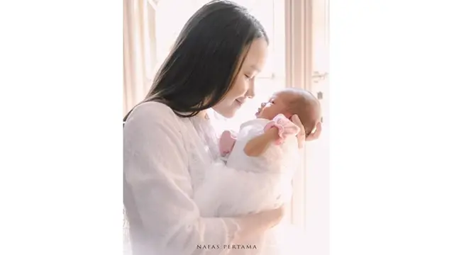 Lama Vakum, Ini 6 Potret Terbaru Anjani Dina Usai Melahirkan Anak Pertama
