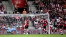 Proses terjadinya gol yang dicetak gelandang Manchester United, Daniel James, ke gawang Southampton pada laga Premier League di Stadion St Mary's, Southampton, Sabtu (31/8). Kedua klub bermain imbang 1-1. (AP/Mark Kerton)