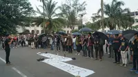 Sejumlah peserta aksi Kamisan menggelar peringatan ke-291 terkait berbagai peristiwa pelanggaran HAM. (Liputan6.com/Huyogo Simbolon)