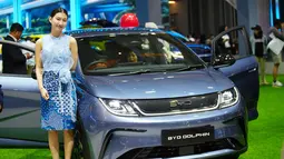 Kehadiran model-model ini, mulai dari SUV hingga MPV, menegaskan arah industri otomotif Indonesia yang kian mengarah pada elektrifikasi. Tampak dalam foto, seorang model berdiri di dekat BYD Dolphin, kendaraan listrik dari produsen mobil Tiongkok BYD, selama Pameran Otomotif Internasional Indonesia di Jakarta, Sabtu 7 Februari 2026. (AP Photo/Tatan Syuflana)
