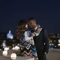 Emily memantapkan hati memilih Alfie, meski dalam hatinya masih ragu. (Foto: Netflix)