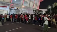 Suporter Timnas Indonesia mengantre untuk masuk ke dalam Stadion Utama Gelora Bung Karno (SUGBK) Senayan, Jakarta, untuk menyaksikan pertandingan melawan Vietnam dalam laga Grup F Kualifikasi Piala Duna 2026 zona Asia, Kamis (21/3/2024) malam WIB. (Bola.com/Muhammad Adi Yaksa)