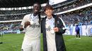 Musim 2024 ini pun diawali Bafetimbi Gomis dengan baik. Ia ikut mengantarkan Kawasaki Frontale menjuarai Fujifilm Super Cup alias Piala Super Jepang. Bermain penuh 90 menit meski tak mencetak gol, Kawasaki Frontale menang 1-0
atas Vissel Kobe. (J.LEAGUE)