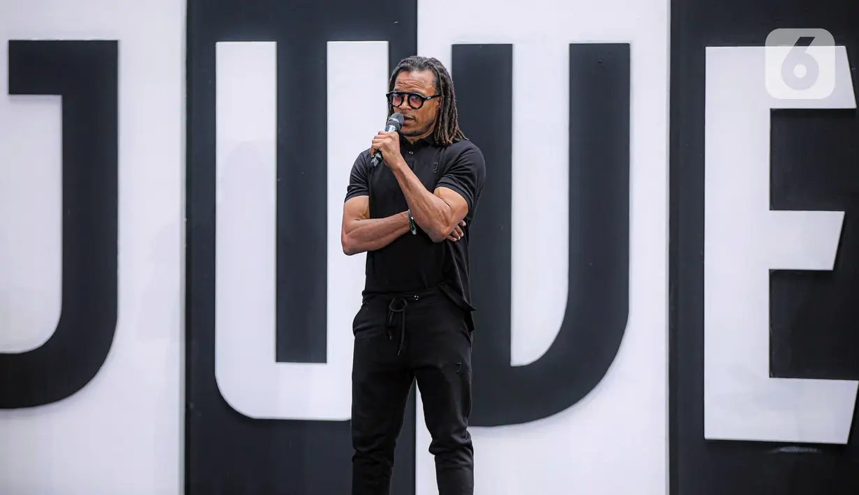 Legenda sepak bola Juventus Edgar Davids menyapa penggemar saat menghadiri pembukaan Juventus Village di Lippo Mall Kemang, Jakarta Selatan, Jumat (27/1/2023). Juventus Village yang dibuka pada 27-29 Januari 2023 bakal memanjakan fans dengan beragam acara seperti meet and greet dengan Edgar Davids, pameran trofi dan replika ruang ganti hingga game-game menarik. (Liputan6.com/Faizal Fanani)