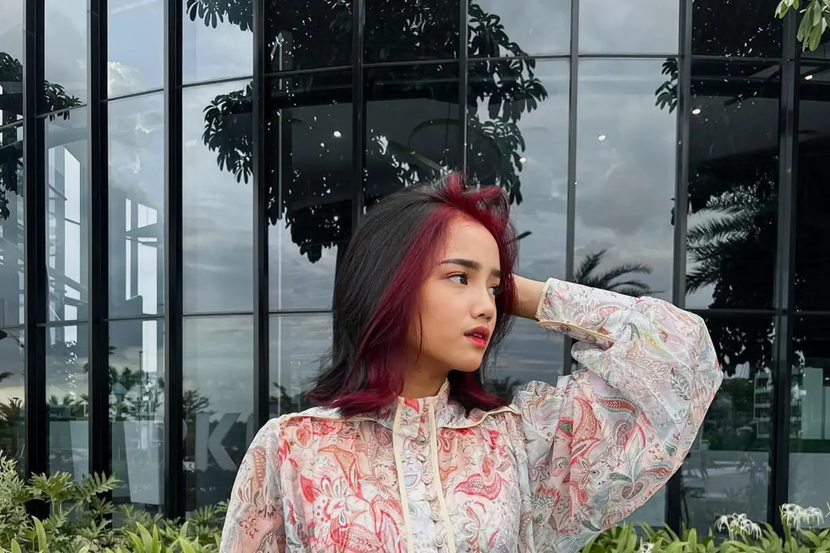 Fuji Tampil Stylish dengan Warna Rambut Baru