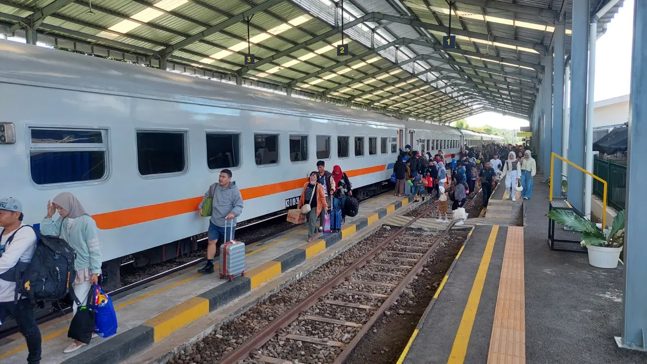 Para penumpang hendak naik ke dalam Kereta Api di Staisun Ketapang Banyuwangi (Istimewa)
