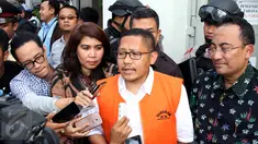 Terpidana kasus korupsi hambalang Anas Urbaningrum meninggalkan rutan KPK di Jakarta, Rabu (17/6/2015). Mantan Ketum Partai Demokrat itu dipindahkan penahanannya ke Lapas Sukamiskin, Bandung, Jawa Barat. (Liputan6.com/Helmi Afandi)